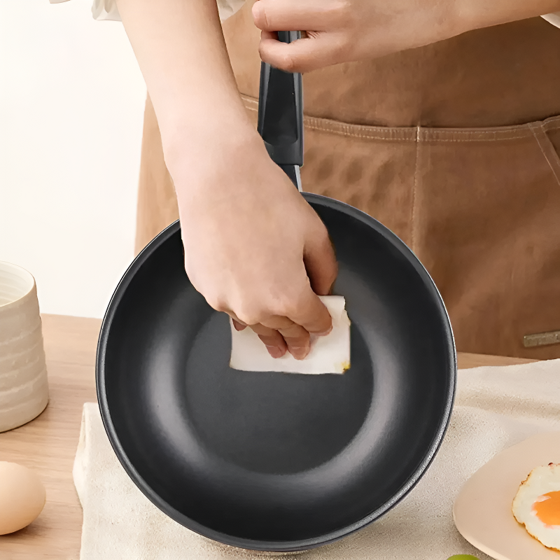 Le Yorimi Kleiner Wok Gusseisen von oben mit eingebrannter Patina