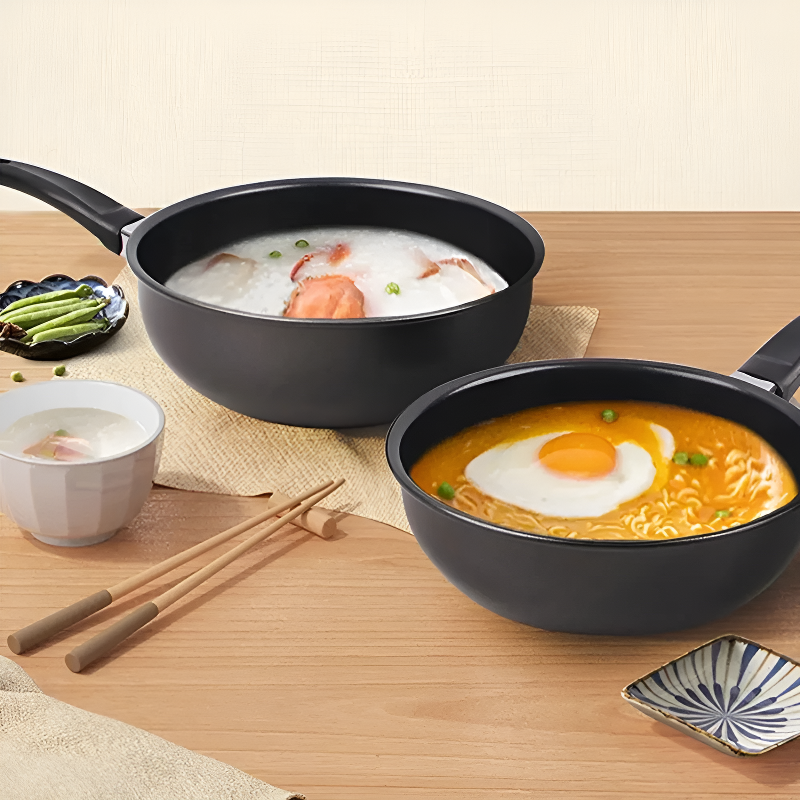 Le Yorimi Gusseisen Wok in Verpackung mit Pflegeanleitung und Zubehör