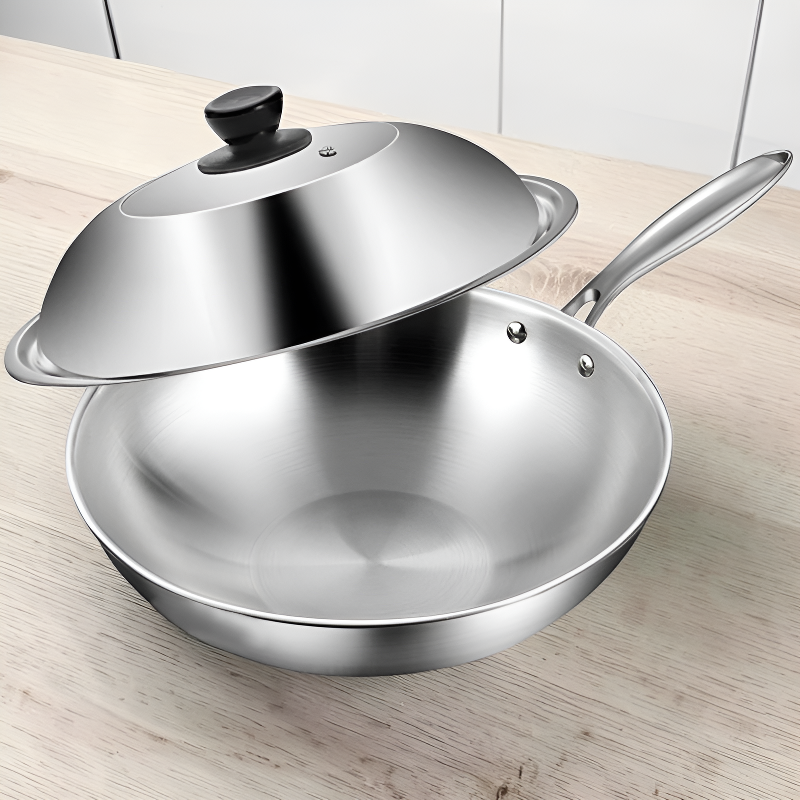 Le Ishizuchi Wok Edelstahl mit Deckel beim Kochen auf dem Herd
