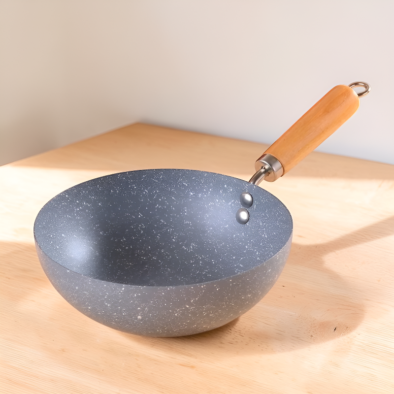 Le Sanome Induktions Mini Wok beim Kochen auf modernem Induktionsfeld