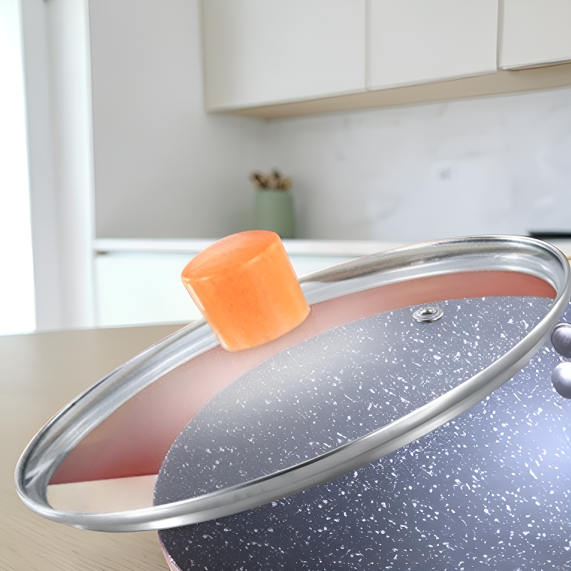 Le Sanome Mini Wok seitlich mit ergonomischem Soft-Touch-Griff