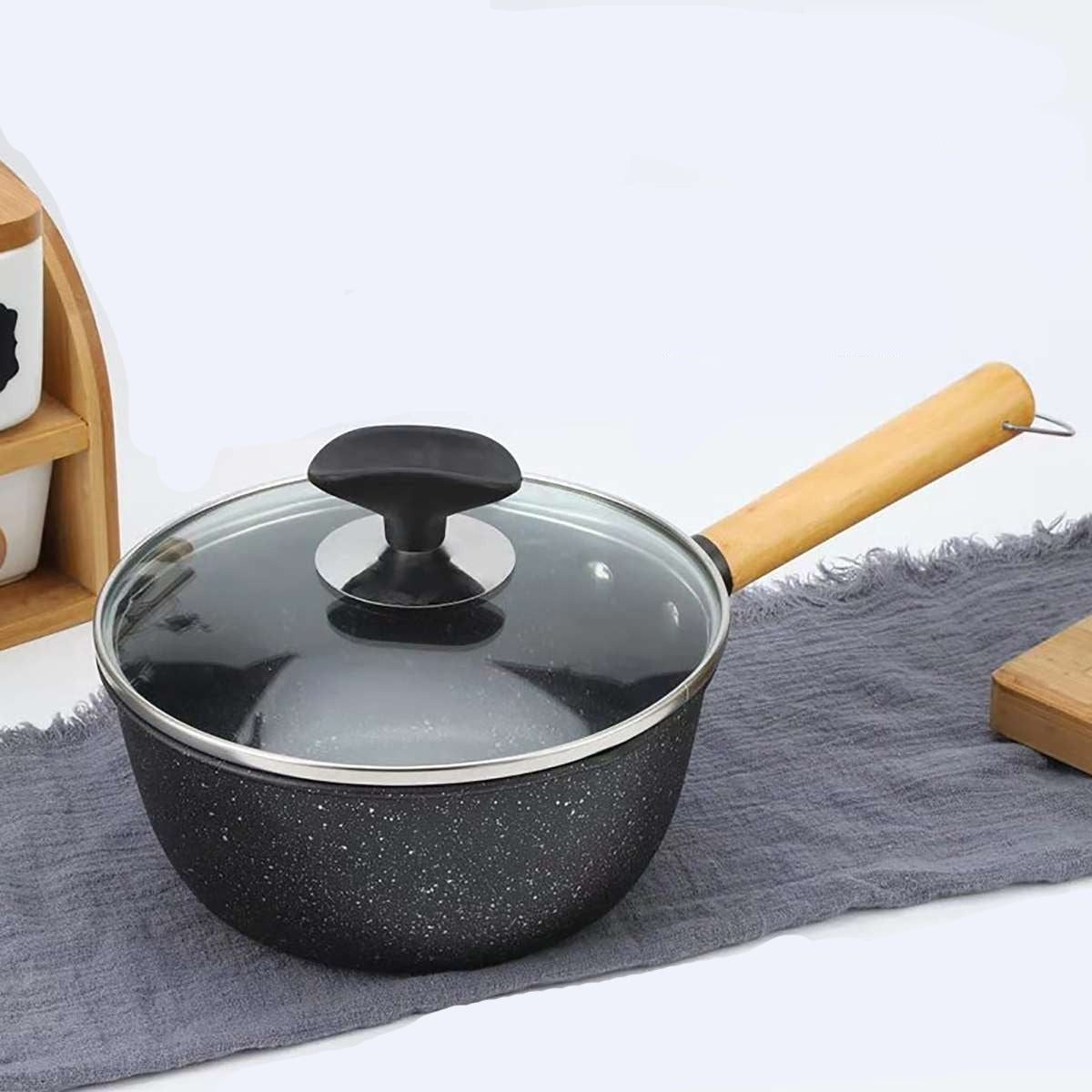 Le Yuki Kleiner Wok mit Deckel beim Schmoren auf dem im Einsatz