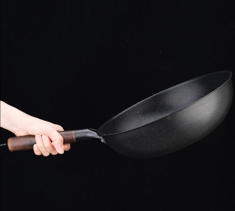 Le Kosanji Wok für Elektroherd von oben mit großzügiger Garfläche im Überblick