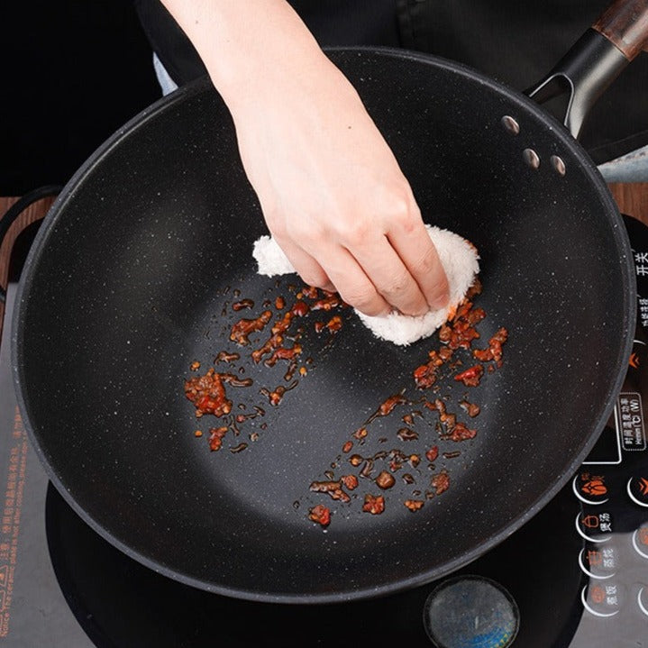 Le Kosanji Wok für Elektroherd seitlich mit ergonomischem Griffsystem