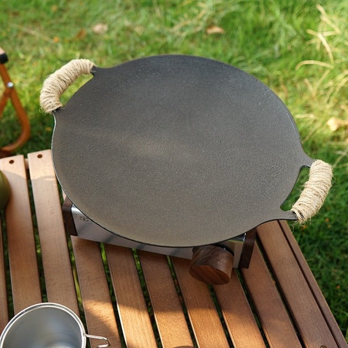 Le Jirisan Wok für offenes Feuer mit Detail des stabilen Stielgriffs