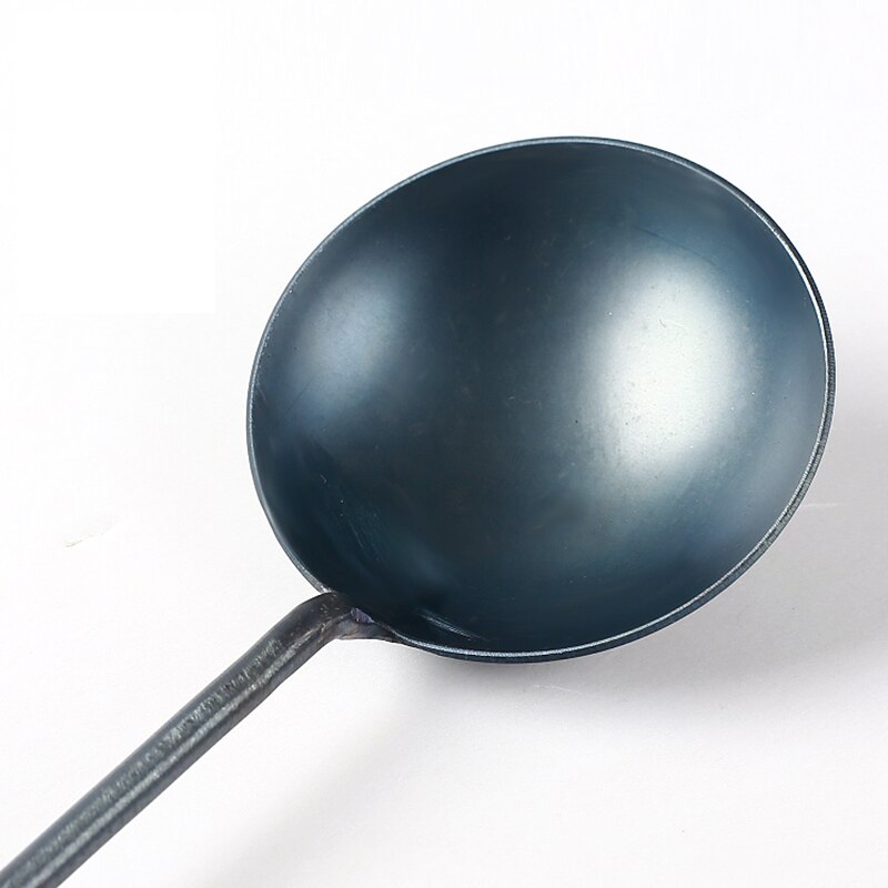 Le Tamoki Edelstahl Kochbesteck Set hängend an magnetischer Küchenleiste