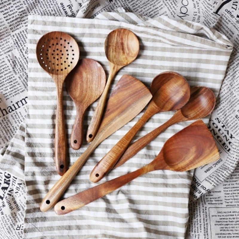 Le Sukano hitzebeständiger Wokwender aus Holz mit Buchenholzgriff in Hand