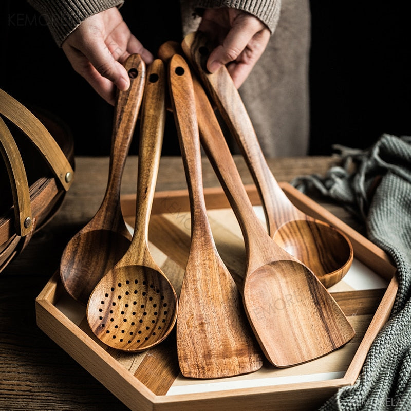 Le Sukano hitzebeständiger Wokwender aus Holz beim Wenden im Wok