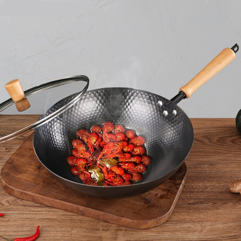Le Kumichi Wok Carbonstahl Flacher Boden beim Wok-Kochen auf der Herdplatte