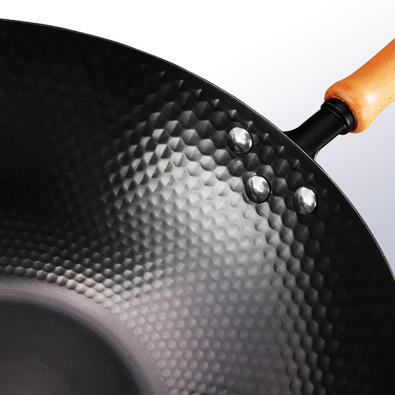Le Kumichi Wok Carbonstahl Flacher Boden mit massivem Holzgriff im Detail
