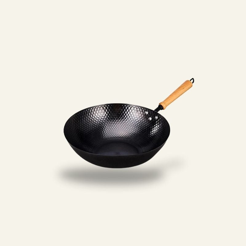 Le Kumichi Wok aus Carbonstahl mit flachem Boden in klassischer Vorderansicht