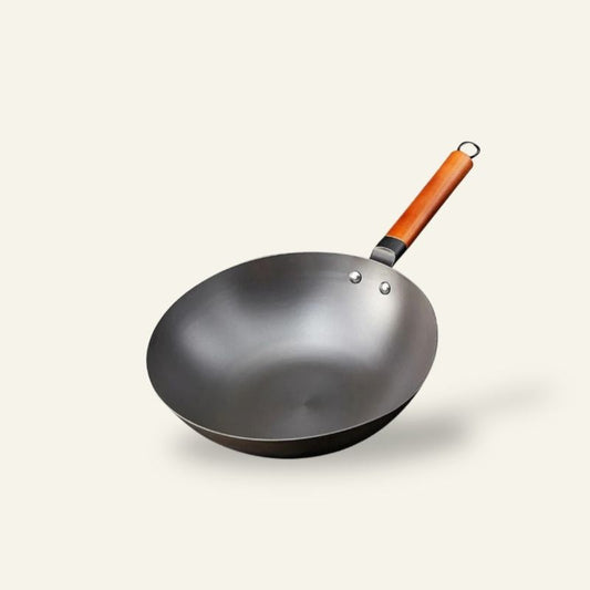 Le Oniri Wok 32 cm aus Gusseisen in produktneutraler Vorderansicht