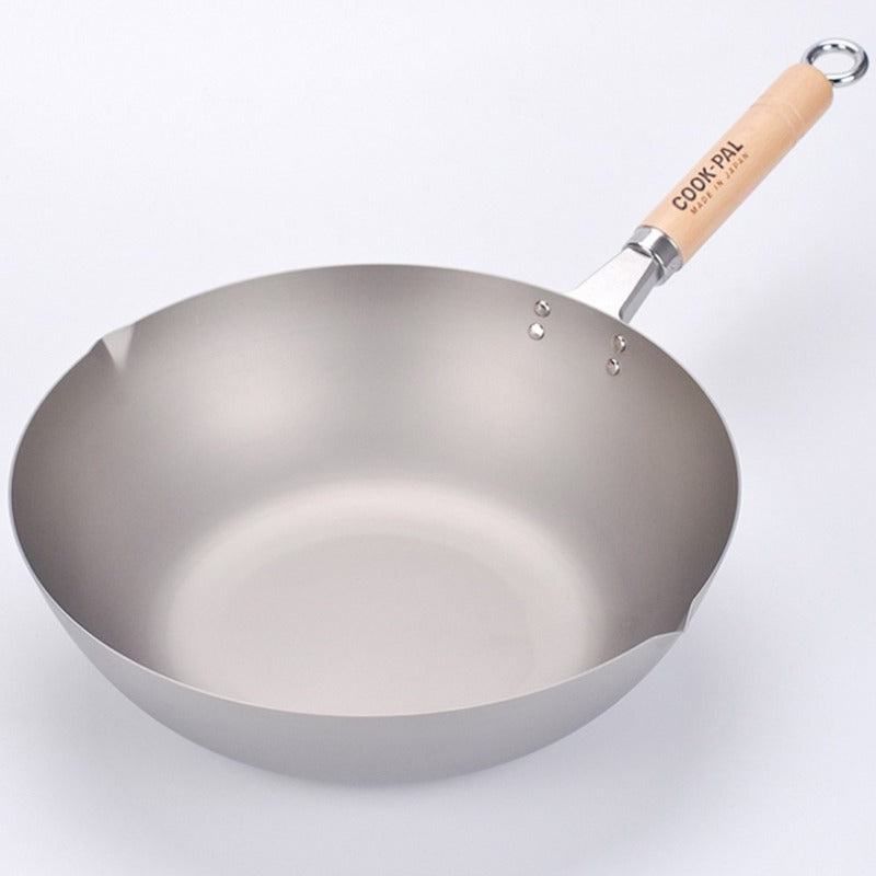 Le Pokao Karbonstahl-Wok mit gebratenen Nudeln und Gemüse in Aktion