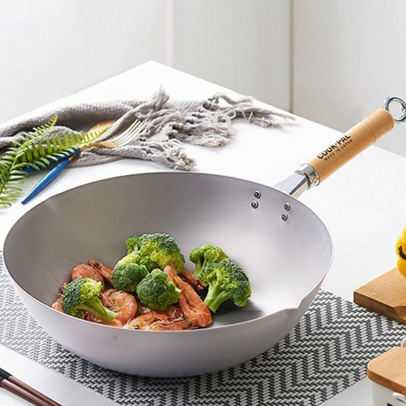 Le Pokao Karbonstahl-Wok für alle Herdarten beim Wokken auf Flamme