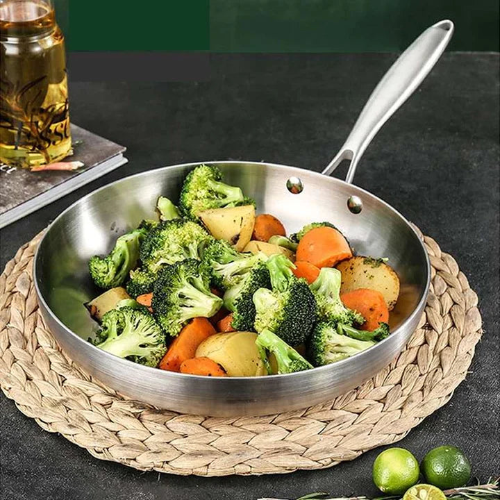 Le Shari Wok 28 cm beim Anbraten auf dem in Aktion