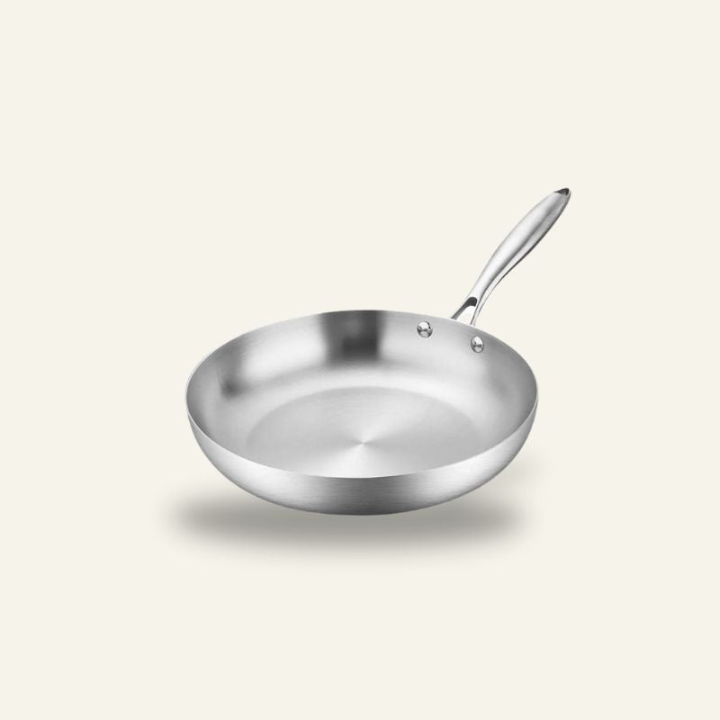 Le Shari Wok 28 cm aus Carbonstahl in eleganter Vorderansicht