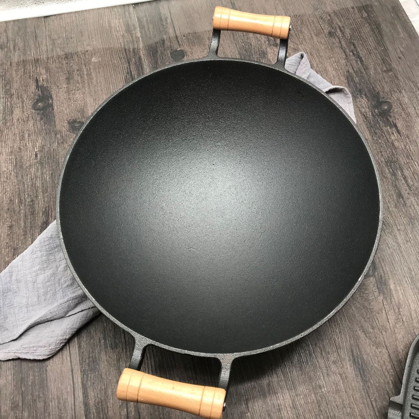 Le Jangsan Gusseisen Wok auf dem Grill beim Zubereiten asiatischer Gerichte