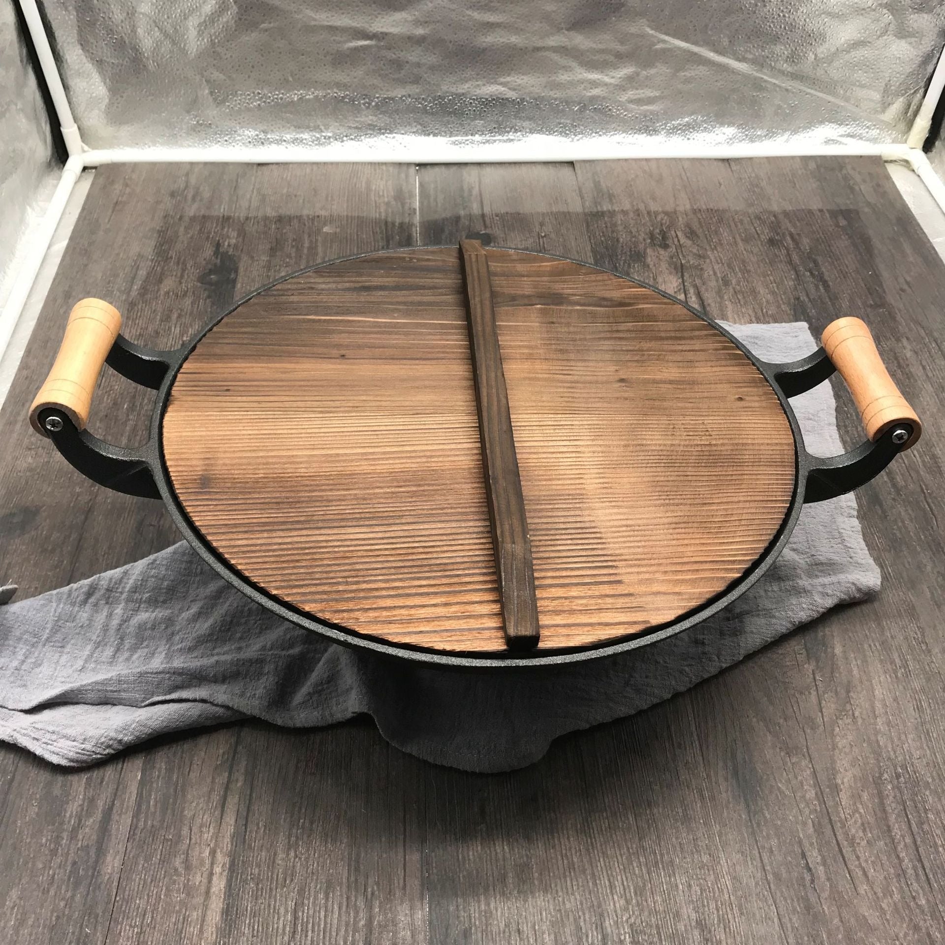 Le Jangsan robuster Gusseisen-Wok seitlich fotografiert mit Griffdetail