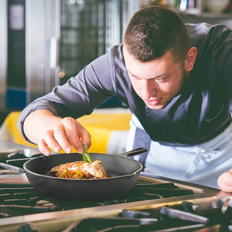 Le Kalda Mini Wok Gusseisen mit Detail der robusten Oberfläche