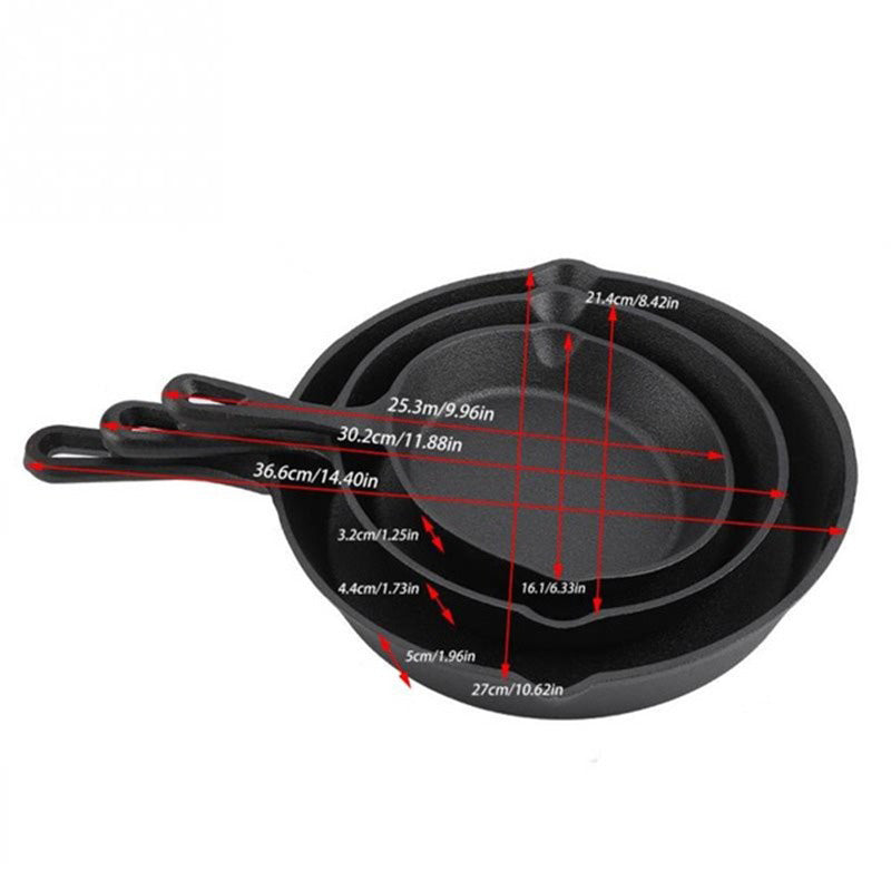 Le Kalda Mini Wok aus Gusseisen mit fertigem Wokgericht serviert