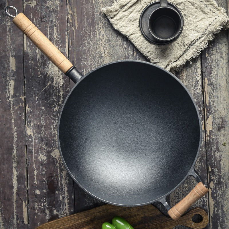 Le Hokan japanischer Gusseisen-Wok von oben mit abgenommenem Holzdeckel