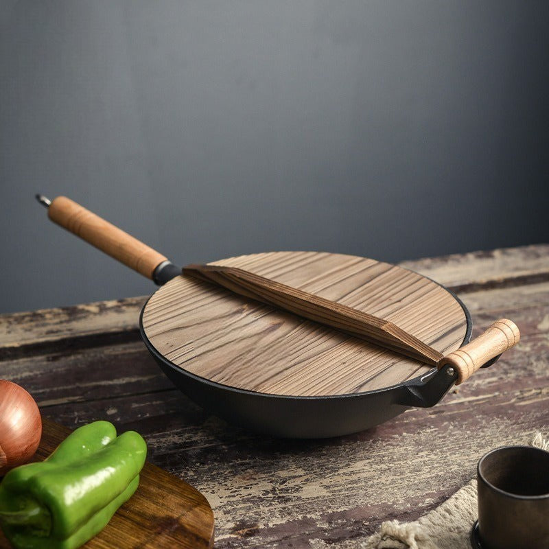 Le Hokan Gusseisen-Wok seitlich mit Holzdeckel und Griffdetail