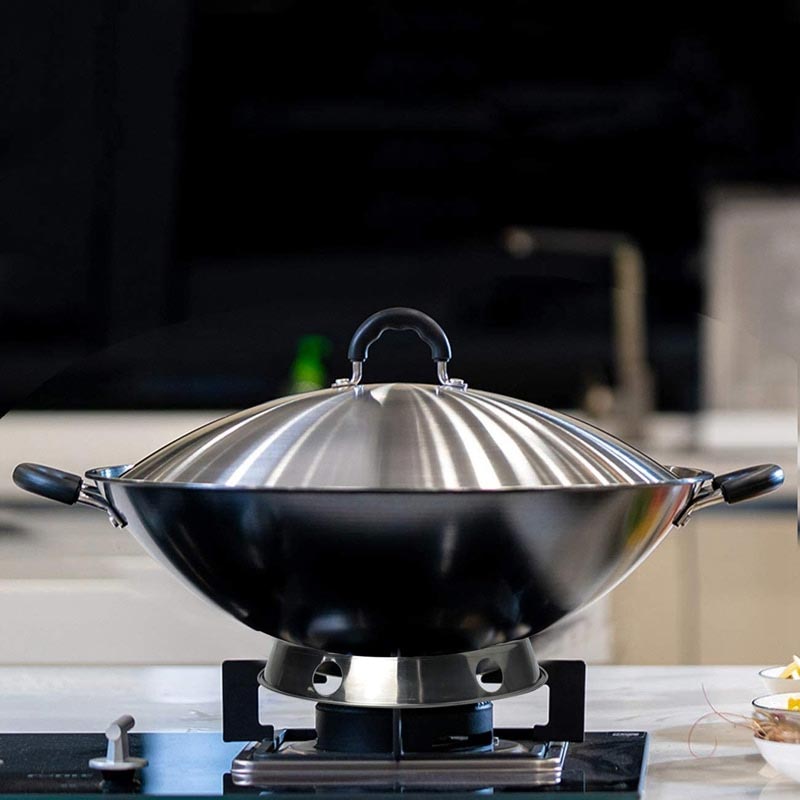 Le Kanori Wok Gas Ring in Anwendung auf dem Gasbrenner mit Wokpfanne