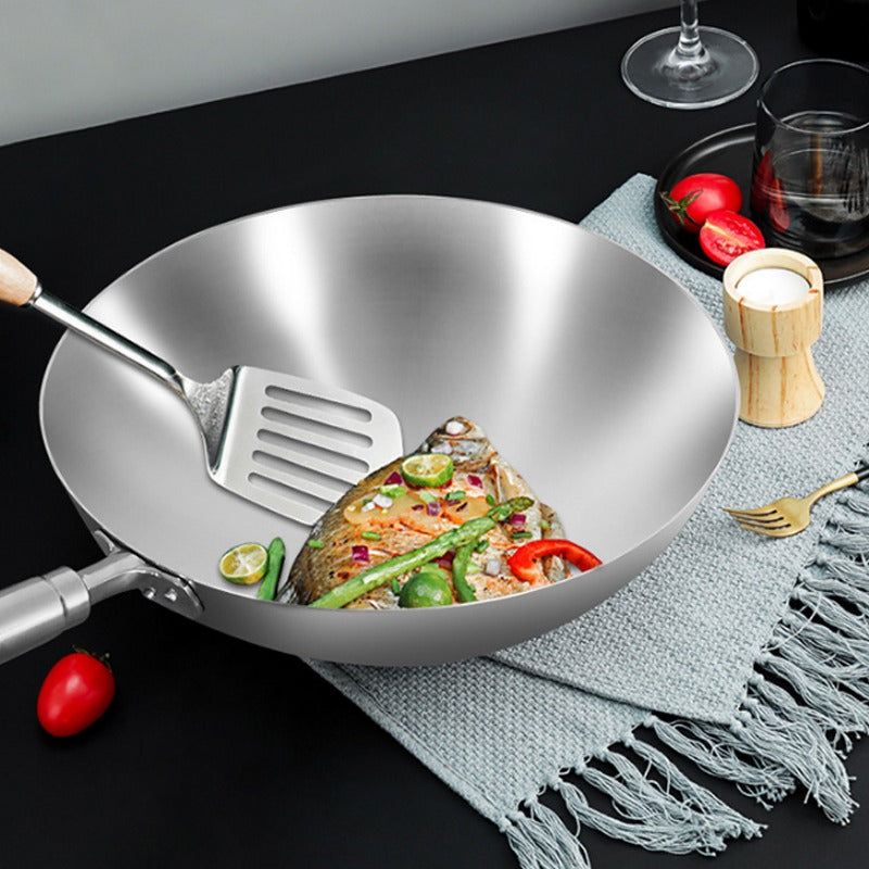 Le Pankaji traditioneller Edelstahl-Wok beim Kochen auf dem Herd