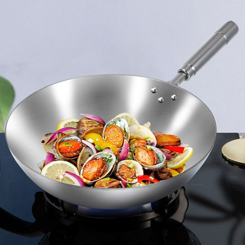 Le Pankaji traditioneller Edelstahl-Wok von oben mit poliertem Innenraum