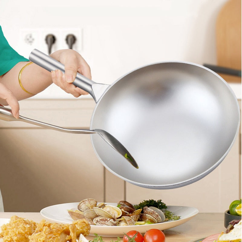 Le Paroka leichter Edelstahl-Wok beim Braten auf dem Induktionskochfeld