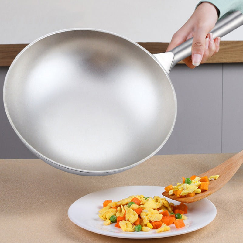 Le Paroka leichter Edelstahl-Wok von oben mit dampfendem Gemüse