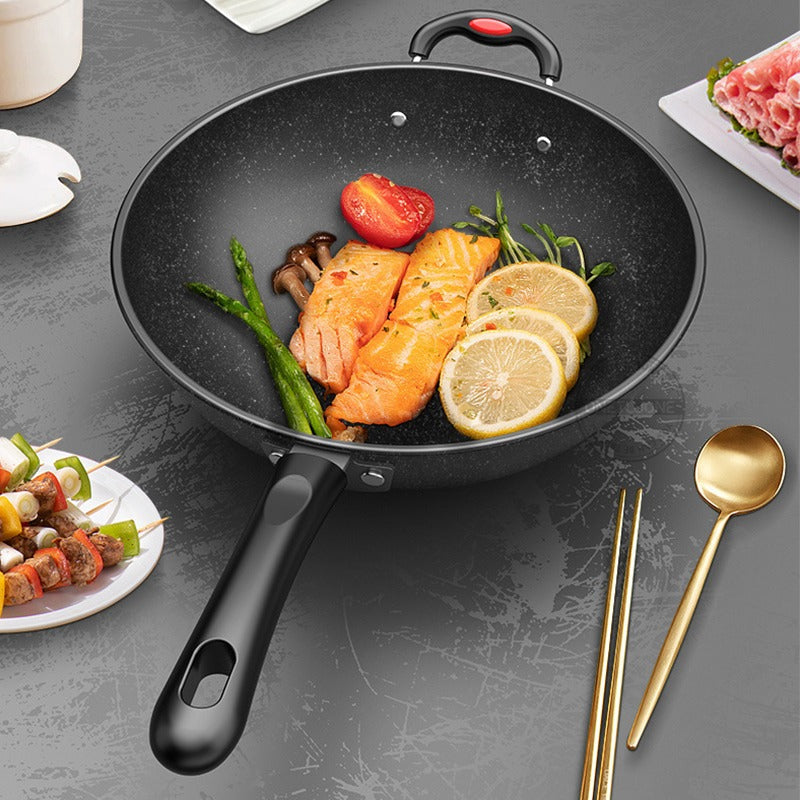 Le Lanska Wok Beschichtet Induktion auf dem Induktionskochfeld beim Anbraten