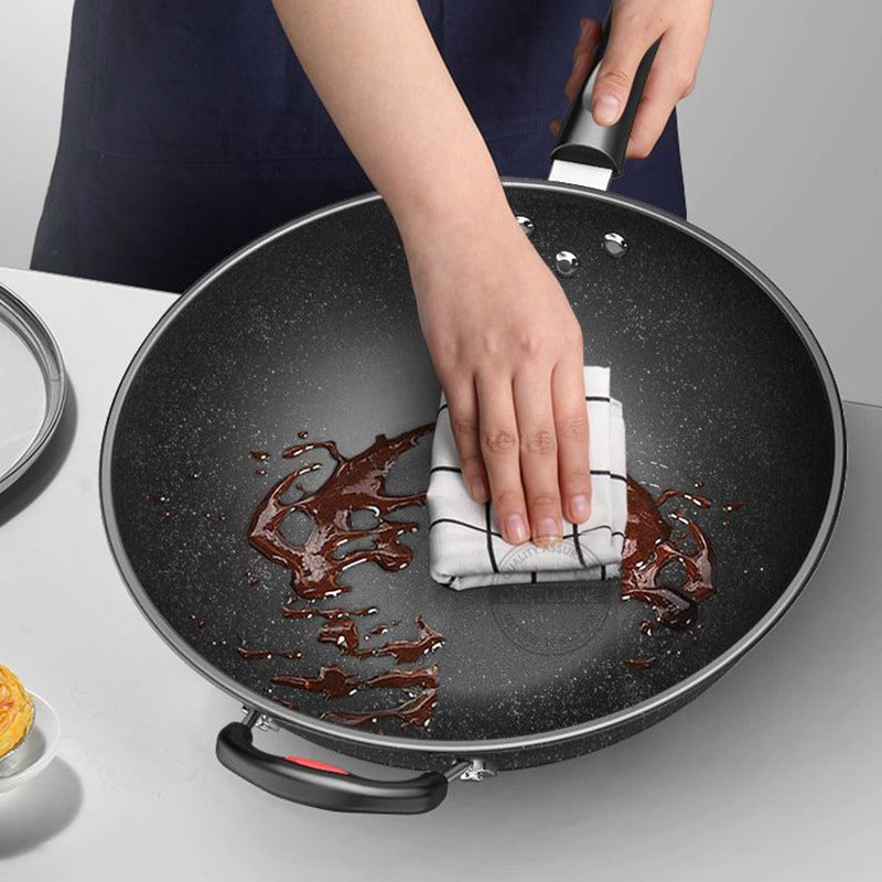 Le Lanska Wok Beschichtet Induktion Untersicht zeigt induktionsfähigen Boden