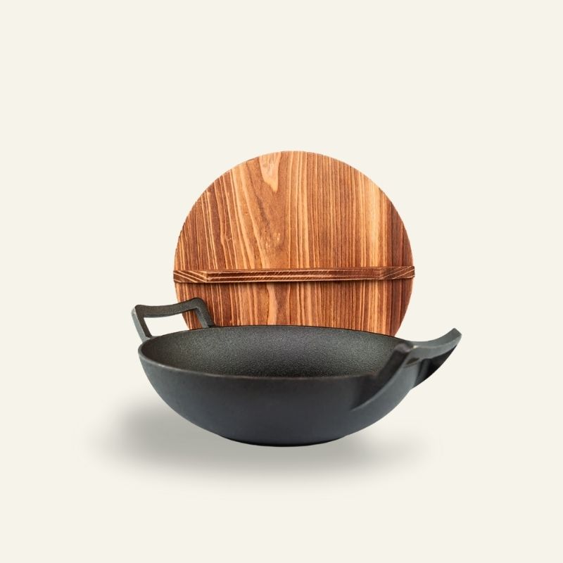 Le Tekari Wok aus Gusseisen unbeschichtet in klassischer Vorderansicht