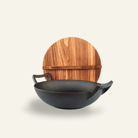 Le Tekari Wok aus Gusseisen unbeschichtet in klassischer Vorderansicht