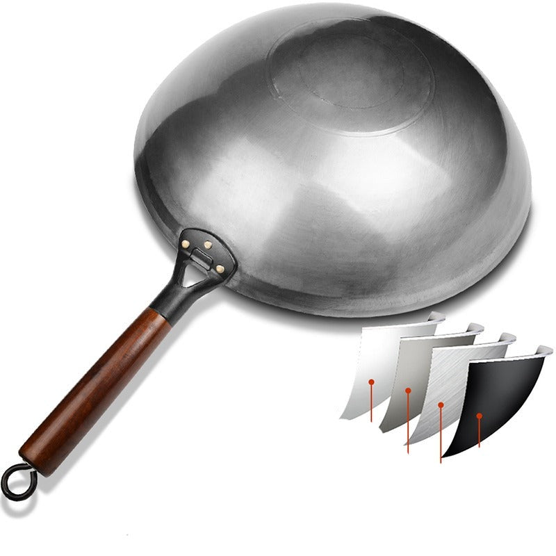 Le Pankon Wok aus Carbonstahl seitlich mit Fokus auf Form und Material