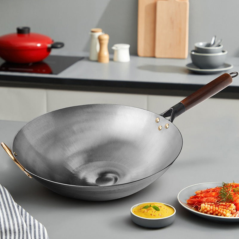 Le Pankon Carbonstahl-Wok von oben mit Blick in die geschwungene Pfanne