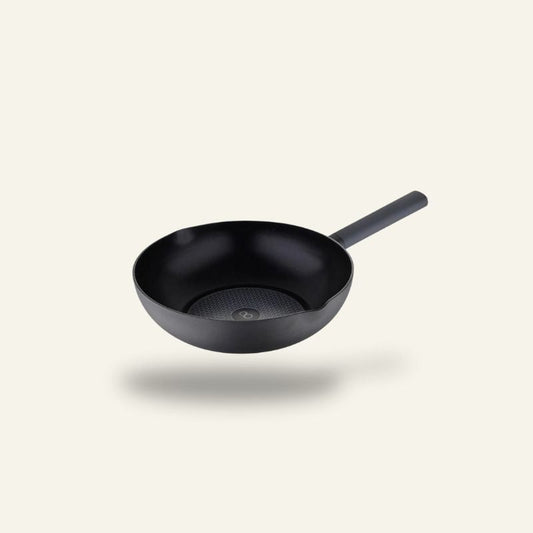 Le Caska Wok aus Kohlenstoffstahl für Induktion in produktneutraler Vorderansicht