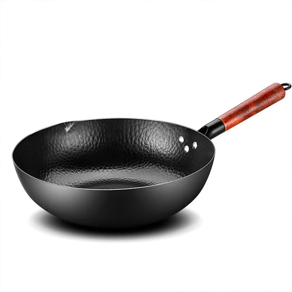 Le Zao traditioneller Wok aus Carbonstahl von oben mit Nudelgericht